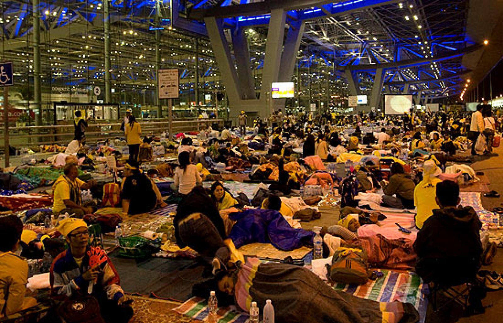 Los turistas españoles retenidos en Bangkok buscan una salida del país, en plena crisis gubernamental. El aeropuerto de Phuket o países vecinos son las puertas de salida de los turistas atrapados.