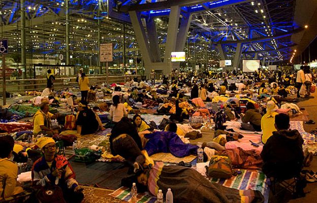  - Españoles buscan salidas de Bangkok