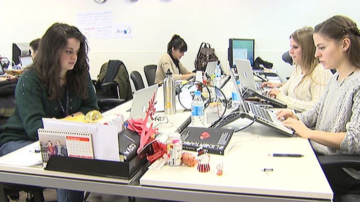 Telediario 1 - La brecha salarial entre hombres y mujeres y la tasa de paro femenina crece durante la crisis