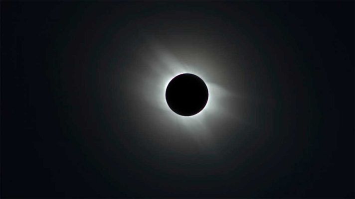 Telediario 1 - Investigadores y aficionados, preparados para retransmitir el eclipse solar desde Indonesia