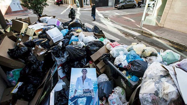 Telediario 1 - El Ayuntamiento de Málaga contrata una empresa externa para retirar la basura acumulada por la huelga