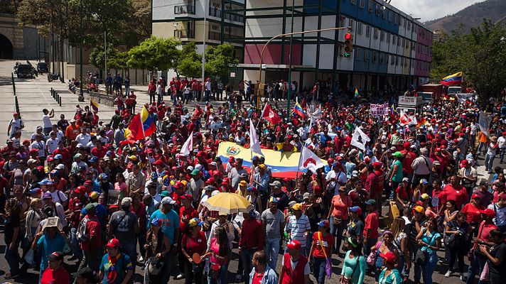  - Miles de opositores y oficialistas protestan en Caracas por separado contra Maduro y Obama