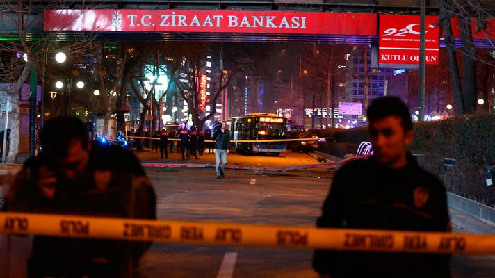 Telediario 1 - 27 muertos al estallar un coche con explosivos en Ankara