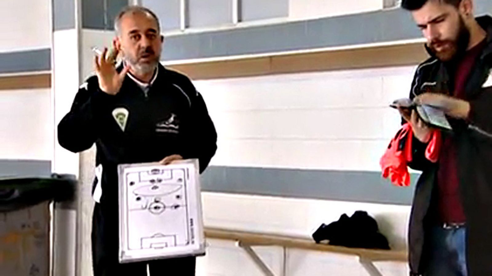 La imagen dio la vuelta al mundo: una reportera en Hungría derribando a Osama con su hijo Zeid en brazos. La escuela de entrenadores de Getafe acudió al rescate de su colega sirio y sus dos hijos pequeños. Desde hace dos meses entrena, con éxito, a l