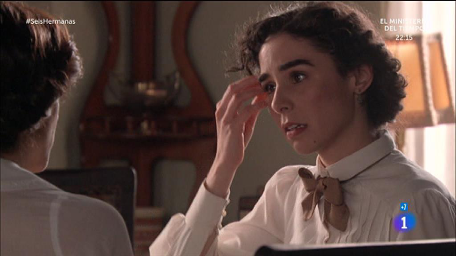 Seis Hermanas - Celia escribe un artículo denunciando la falta de medios en Arganzuela