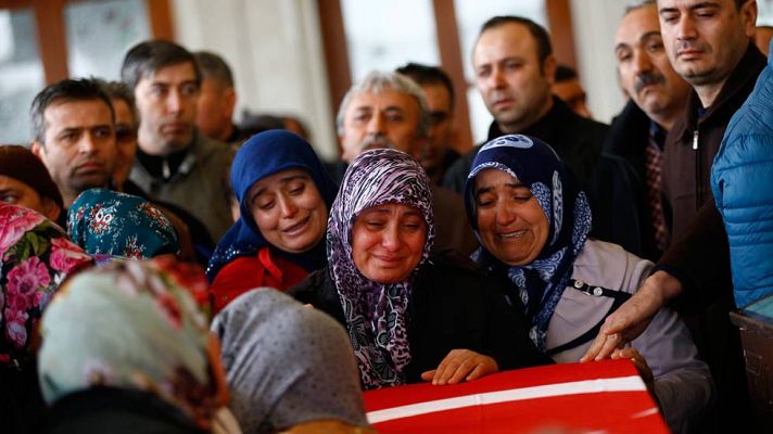 Telediario 1 - Turquía identifica a una mujer como la autora material de los terroristas suicidas de Ankara