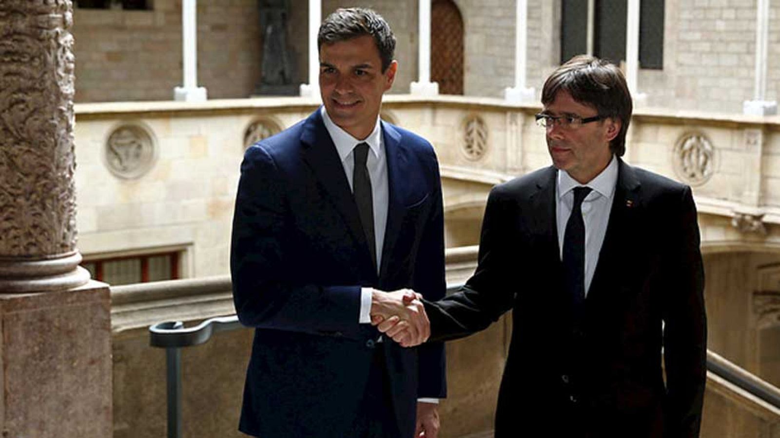 Pedro Sánchez ofrece a Puigdemont 'diálogo' y una reforma federal de la constitución