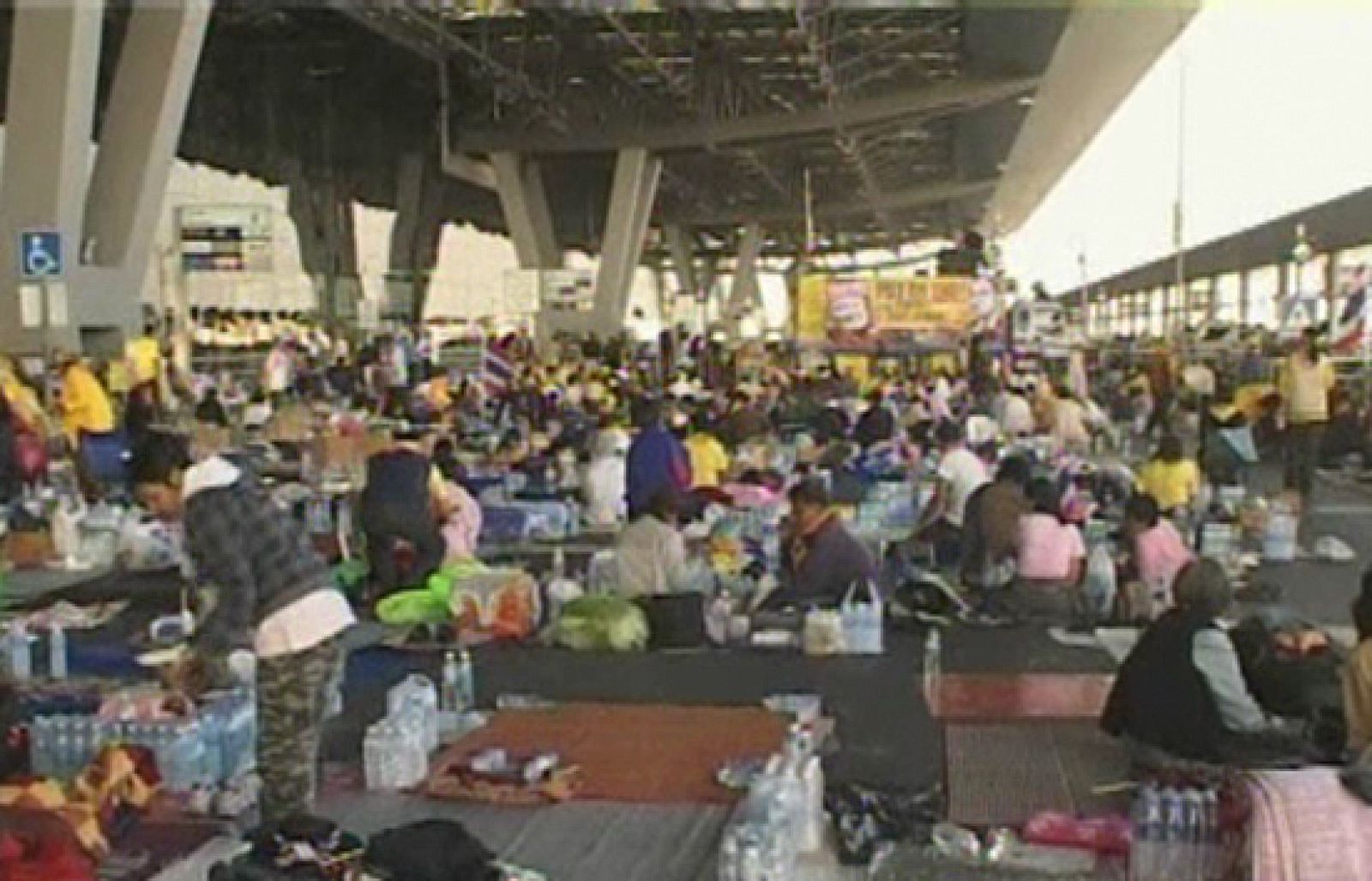 En Tailandia, se libera la sede del Gobierno pero siguen ocupados los aeropuertos | Ver