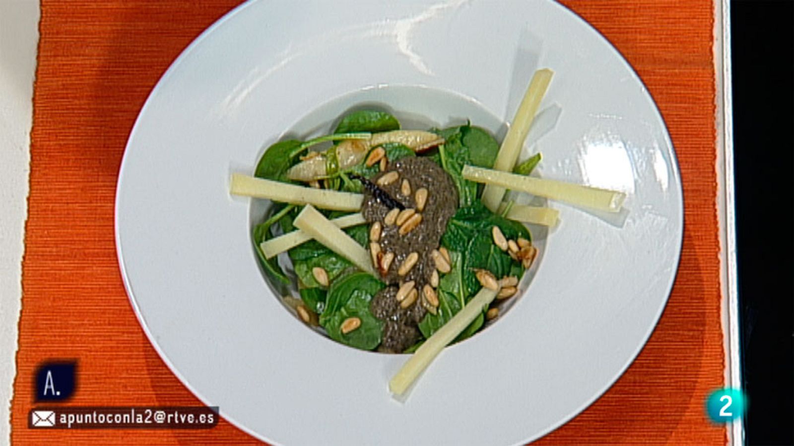A punto con La 2 - Cocina - Peras caramelizadas en ensalada con tapenade