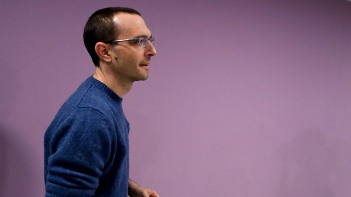 Informativo 24h - El líder de Podemos en Madrid descarta dimitir: "No me planteo nada que no sea seguir trabajando"