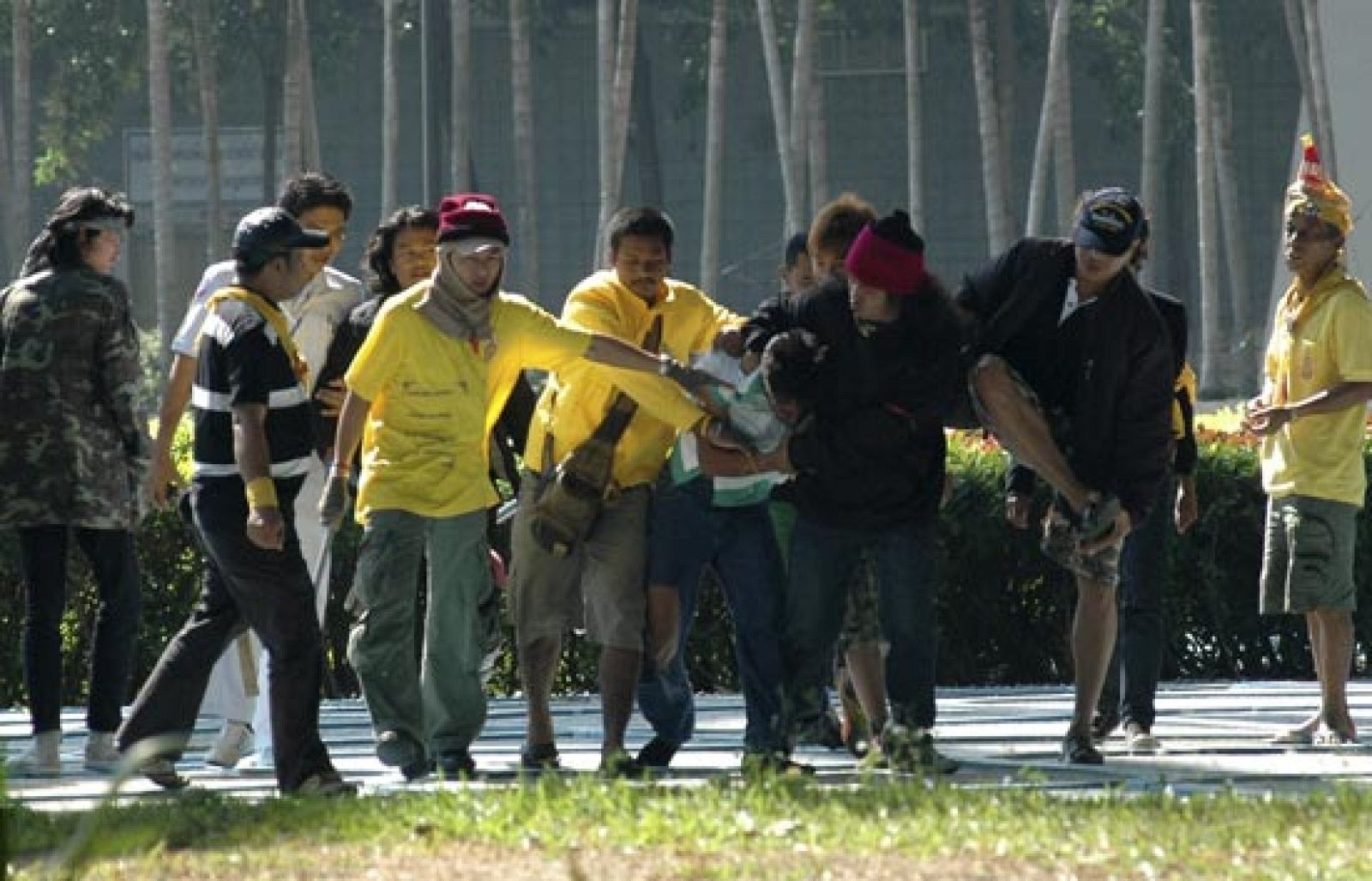 Un manifestante muere al estallar un artefacto en el aeropuerto internacional de Bangkok | Ver