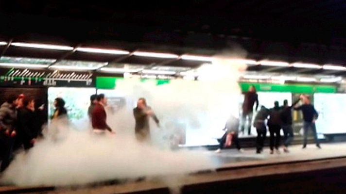 Telediario 1 - Seguidores del Arsenal entran a gritos, algunos sin pagar y vacían extintores en el andén