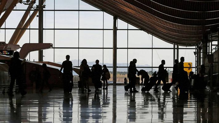 Telediario 1 - El número de españoles residentes en el extranjero aumenta un 5,6% en 2015 y suma 2,3 millones