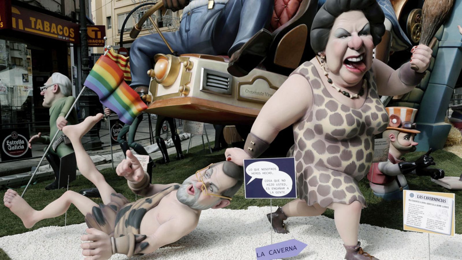 Valencia se prepara para la ofrenda floral de las fallas