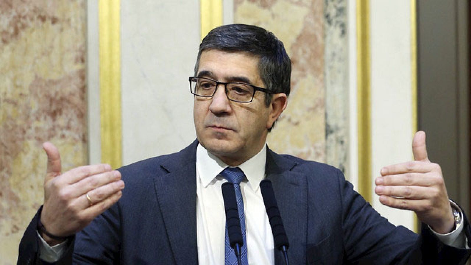 López critica la "arbitrariedad" del Gobierno por negarse a someterse al control parlamentario