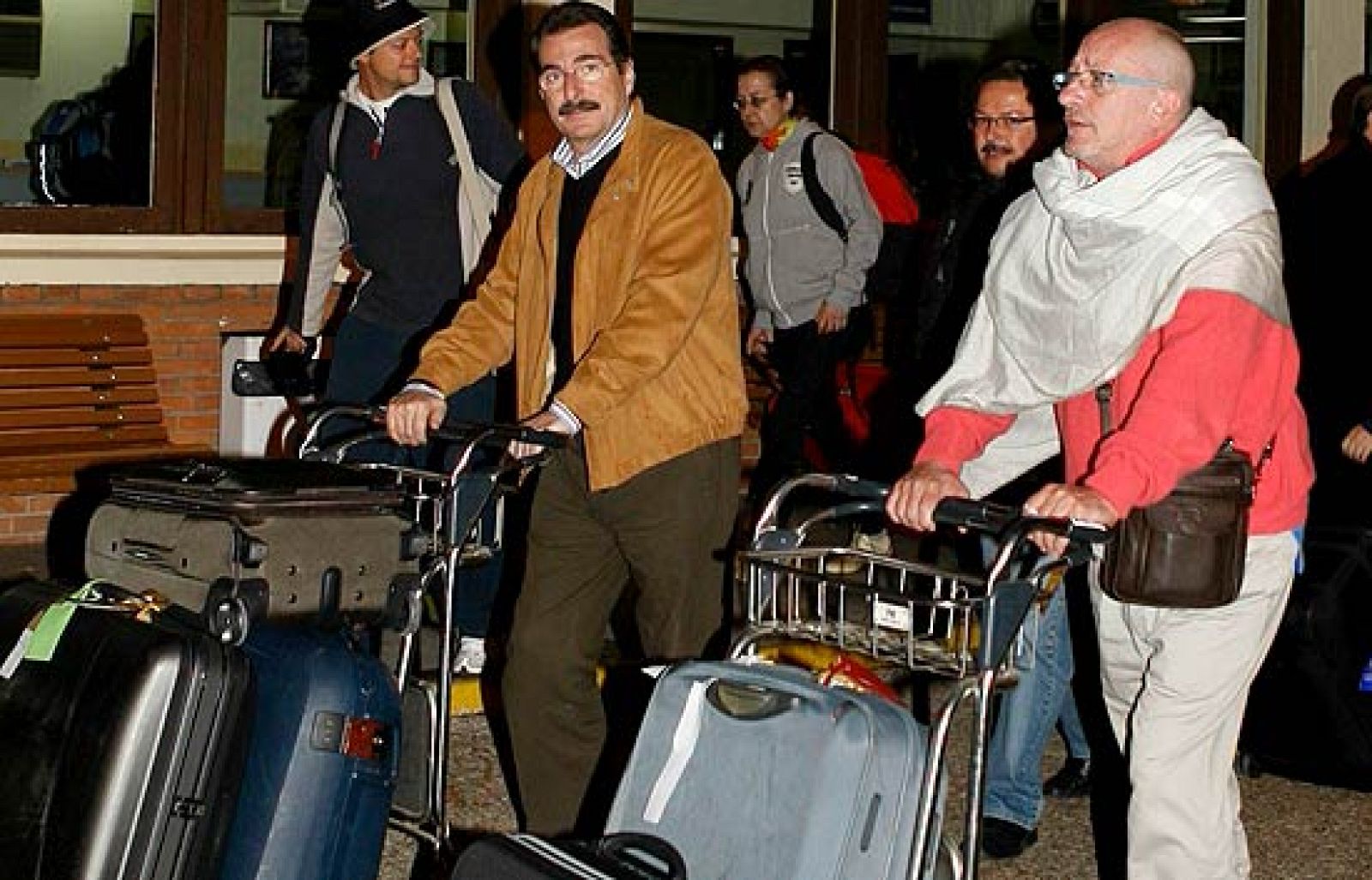 Regresan los primeros turistas de Tailandia | Ver