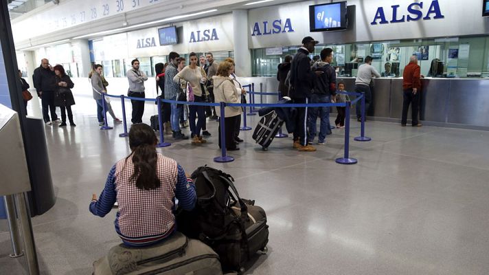 Telediario 1 - Cinco millones de personas eligen el autobús para viajar esta Semana Santa en España