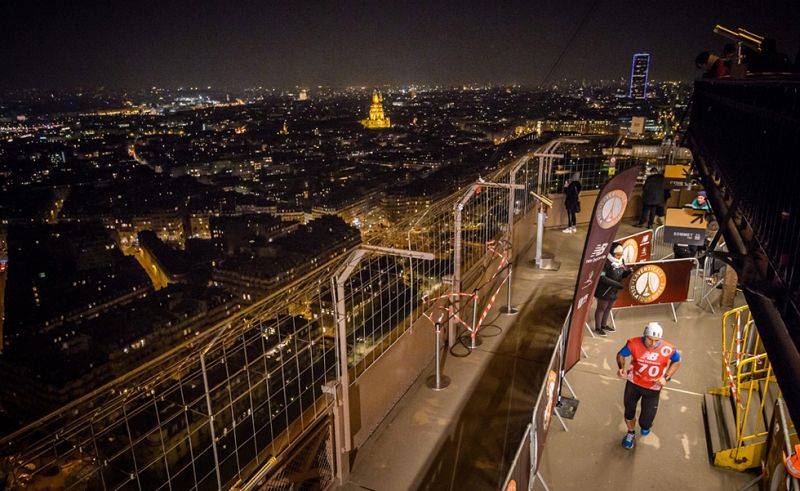 Récord en la 'cronoescalada' a pie de la Torre Eiffel | Ver