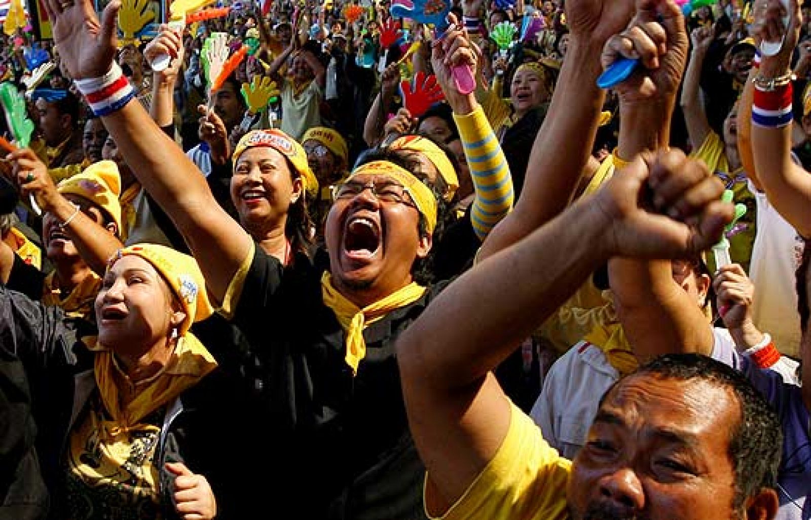 Disuelven el partido gobernante de Tailandia | Ver