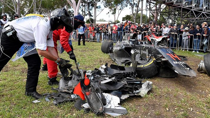 Telediario 1 - Alonso abandona ileso la carrera tras un accidente que destrozó su McLaren