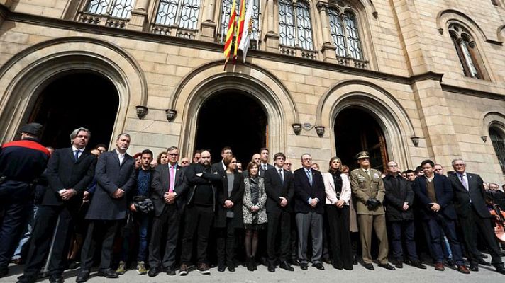Informativo 24h - Concentración y homenaje en la universidad de Barcelona a las víctimas del accidente de autobús en Tarragona