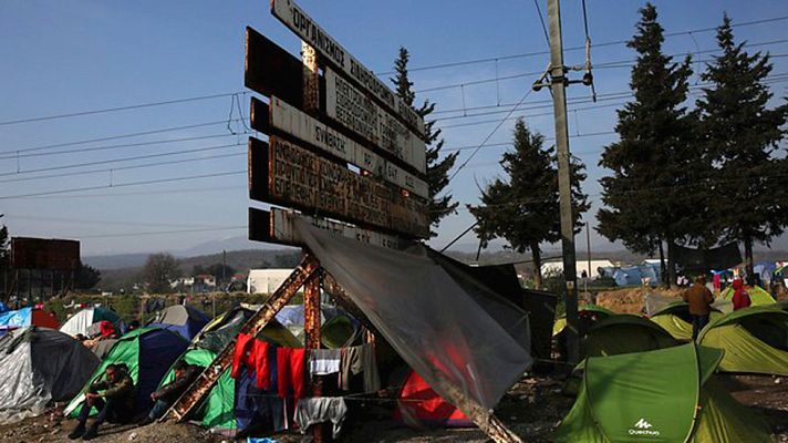 Telediario 1 - Los refugiados siguen llegando a Grecia pese a la amenaza de expulsión de la Unión Europea