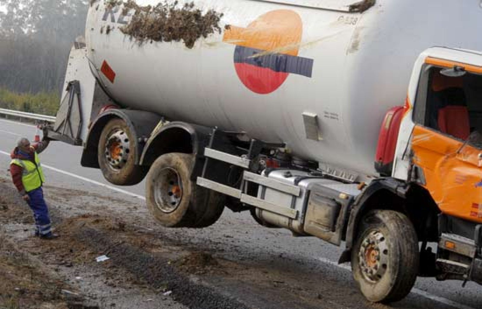 La AP-9 ha estado cerrada al tráfico durante varios horas tras los dos accidentes en cadena que esta mañana provocaron retenciones y cortes de tráfico en dirección A Coruña y Santiago.