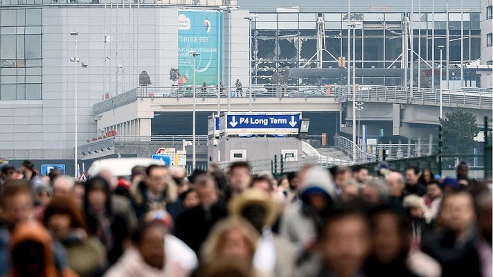 Telediario 1 - El terrorismo golpea Bruselas con tres explosiones en el aeropuerto y el metro