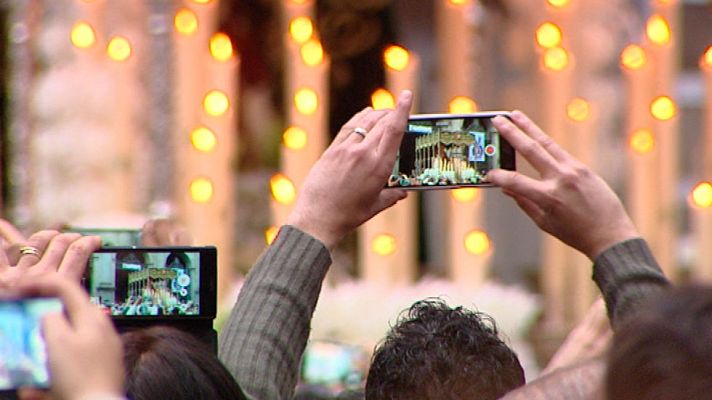 Telediario 1 - Las procesiones también atraen a los turistas extranjeros en Barcelona