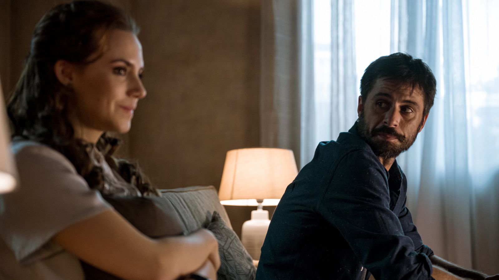 El Ministerio del Tiempo - Pacino intenta ligar con Amelia | Ver