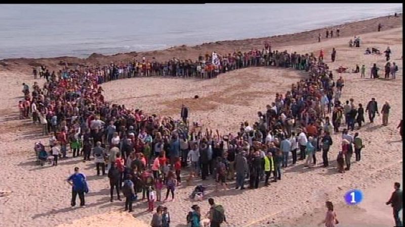 Concentració a Son Serra de Marina contra el xibiu a la platja