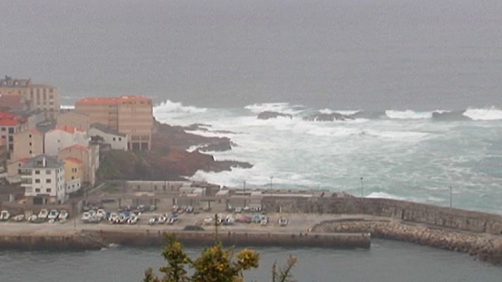 Telediario 1 - Olas, viento y lluvia en el norte de España, hasta 25ºC en Levante
