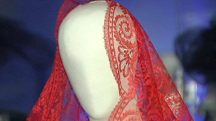 Telediario 1 - Nueva exposición sobre el uso del encaje según las manos del legendario diseñador Balenciaga en su museo de Getaria