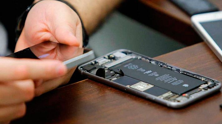 Telediario 1 - El FBI accede al iPhone del tirador de San Bernardino