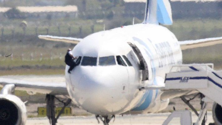 Telediario 1 - Un hombre secuestra un avión egipcio y lo desvía a Chipre antes de entregarse