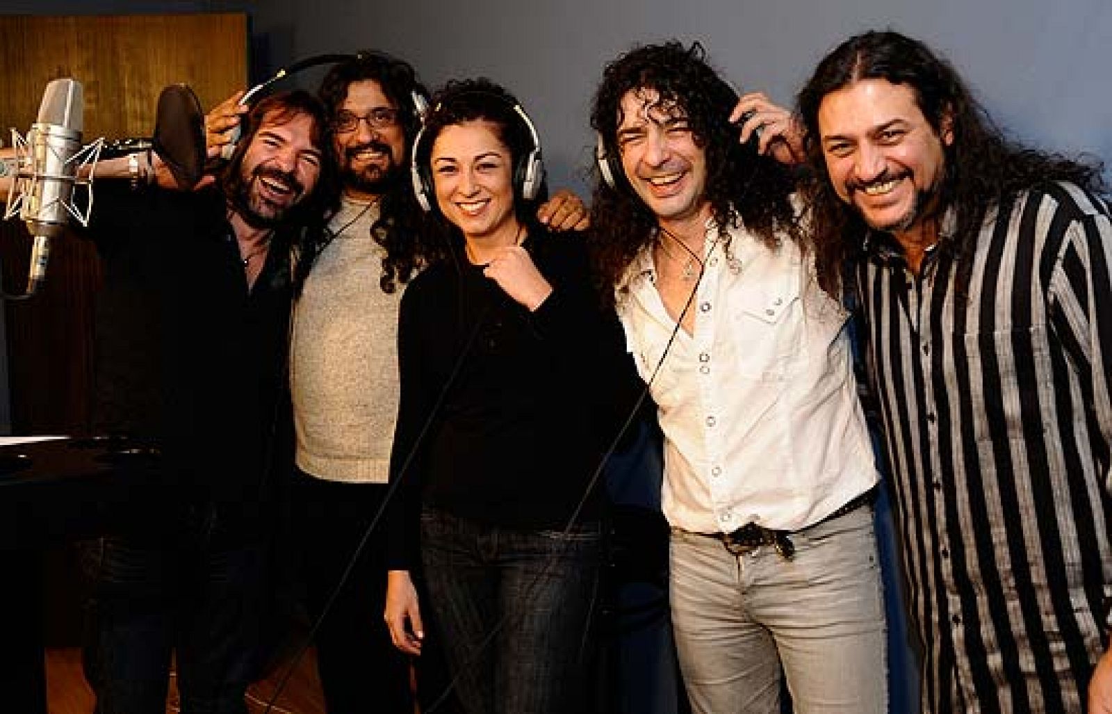 Camela, David Summers, Modestia Aparte, Malevaje, Mago de Oz o Shaila Durcal entre otros, interpretan las canciones del disco oficial del Real Madrid 'Sentimiento Madridista'.