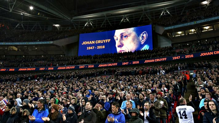 Telediario 1 - Wembley rinde homenaje a Johan Cruyff con una ovación en el minuto 14