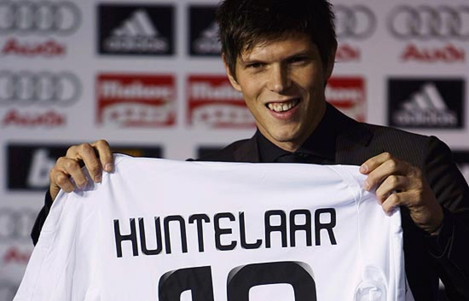 Huntelaar ya viste de blanco | Ver