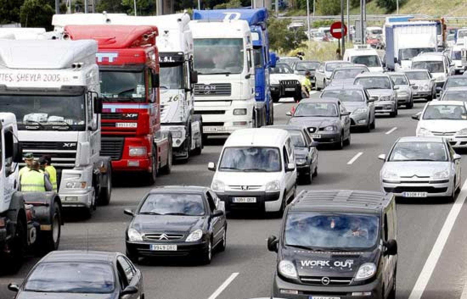 La Dirección General de Tráfico (DGT) pondrá en marcha a partir de mañana un dispositivo especial para regular los 4,6 millones de desplazamientos que prevé que se produzcan durante el puente de la Constitución y la Inmaculada (04/12/08).