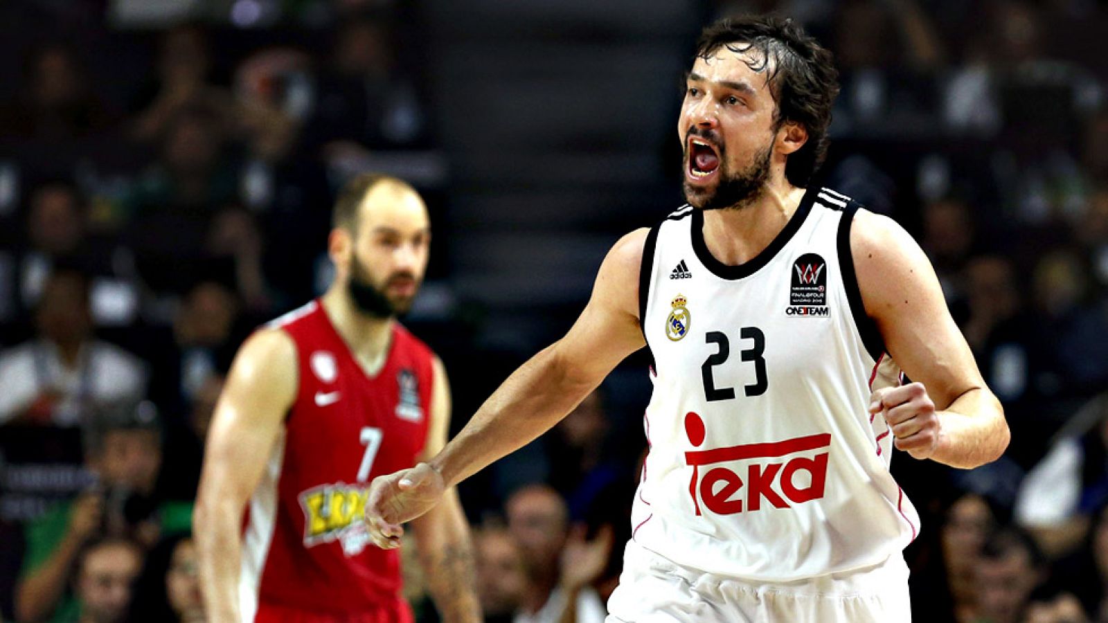 Sergi Llull hace lo que le apasiona, jugar al baloncesto. Vivió el baloncesto desde la cuna, su padre fue jugador, y desde pequeño ya apuntaba maneras. Nada que ver con el Sergio fuera de las canchas. Le gusta el cine y los vídeojuegos con sus compañ