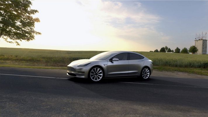 Telediario 1 - Tesla presenta el coche eléctrico que quiere convertir en un producto de masas