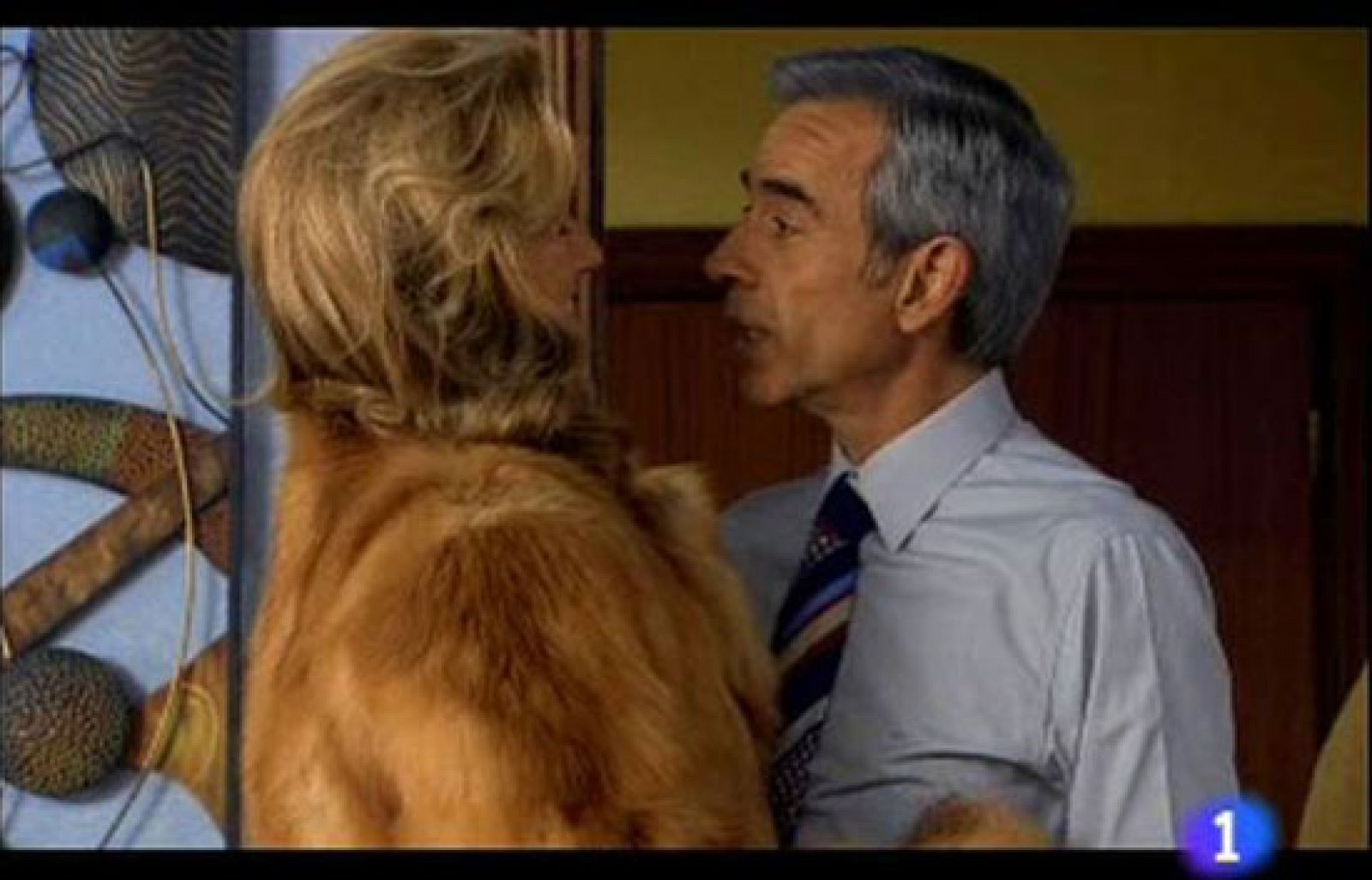 Cuéntame - Casi 6 millones de personas pendientes de un abrigo de piel - Cuéntame cómo pasó | Ver