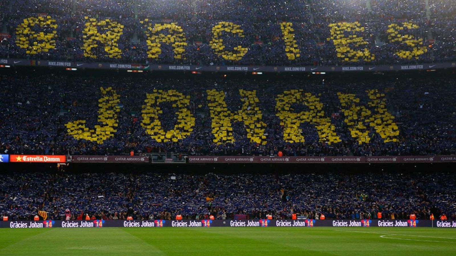 Jugadores del FC Barcelona homenajean a Cruyff