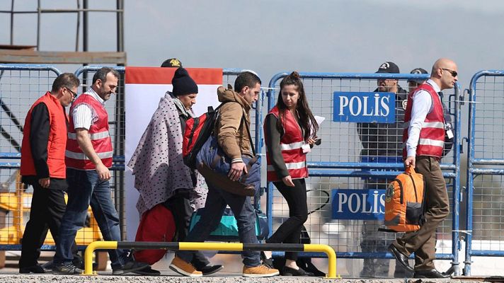 Telediario 1 - Deportados a Turquía los primeros 200 migrantes procedentes de Grecia