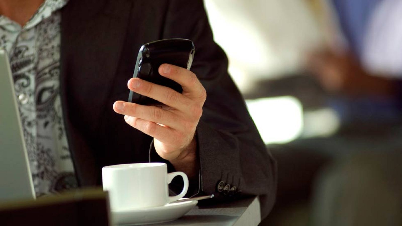 Los 'smartphones' se convierten en el principal punto de acceso a internet en España en 2015 | Ver