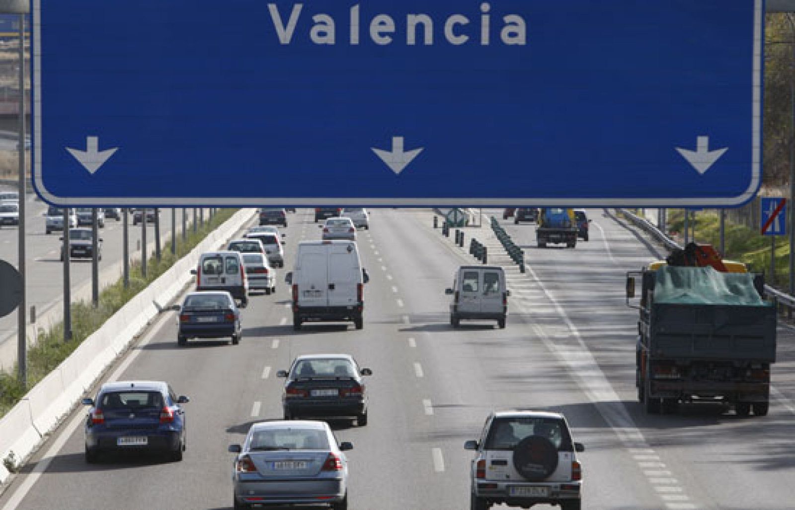 Mucho tráfico en las carreteras con motivo del puente de la Constitución y la Inmaculada | Ver