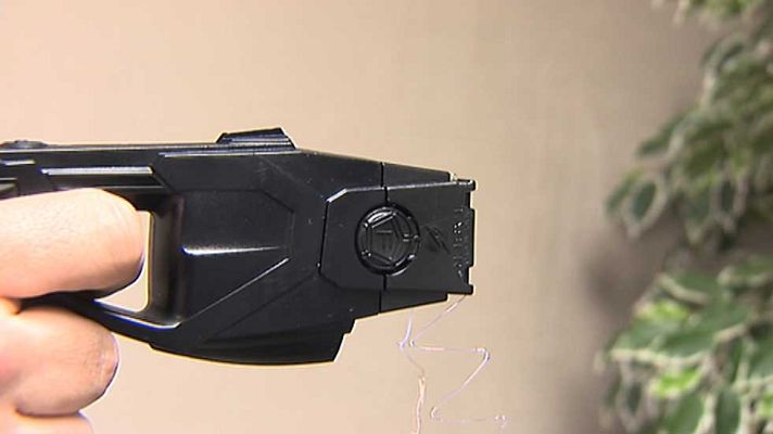 Telediario 1 - El Parlament de Cataluña debate el uso por parte de los Mossos D'esquadra de pistolas eléctricas