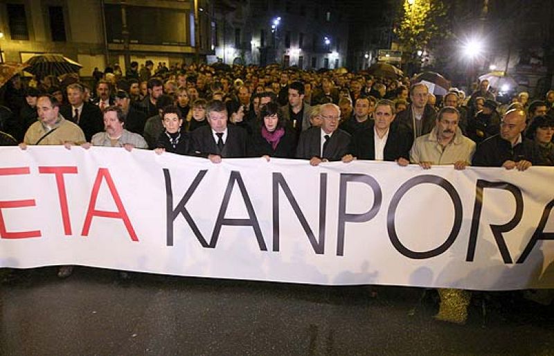 Tras el funeral por Ignacio Uría, una manifestación recorre las calles de Azpeitia | Ver