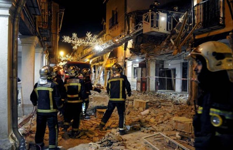 Una explosión de gas provoca el derrumbe de una fachada en el centro de Alcalá de Henares | Ver