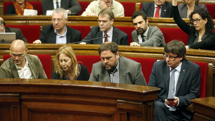 Telediario 1 - El Parlament catalán aprueba la moción de apoyo a la declaración independentista del 9N